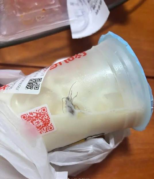 8·14赣州蜜雪冰城奶茶内现蟑螂事件