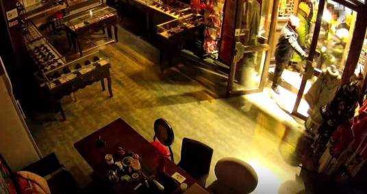 2·3大同店铺被工作人员撬锁亮灯事件