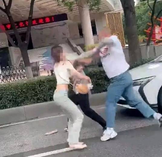 7·15南京男子街头暴打女生事件