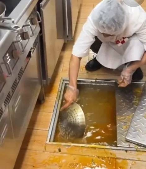 9·14西贝员工用漏勺疏通下水道事件
