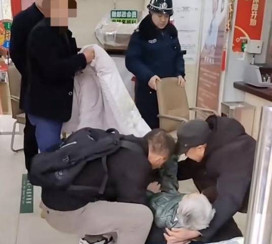 2025年仁寿瘫痪老人被抬到银行事件