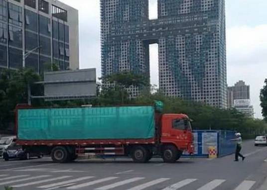 8·3佛山货车冲卡事件