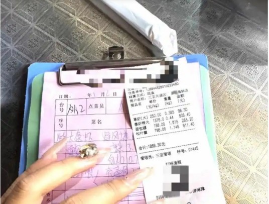 1·2三亚司机诱导游客就餐事件