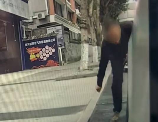 10.18四川南充停修车店门口路边车胎被扎事件