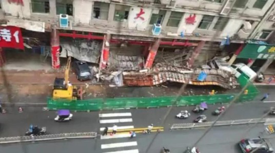 5·13湖南门店招牌掉落多车被砸事件