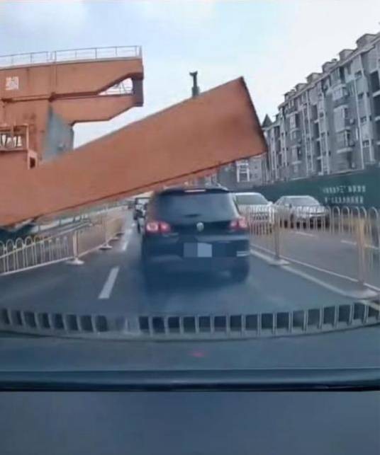 2·1武汉龙门吊倒塌事故