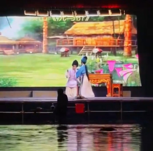 2025年潮剧团暴雨中开演事件