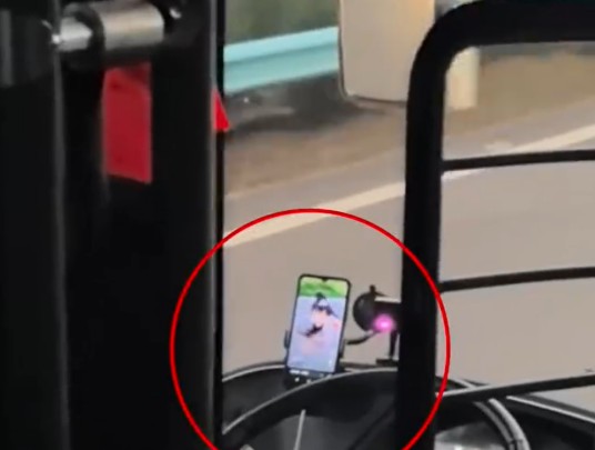 5·3贵阳大巴司机边驾车边刷视频事件