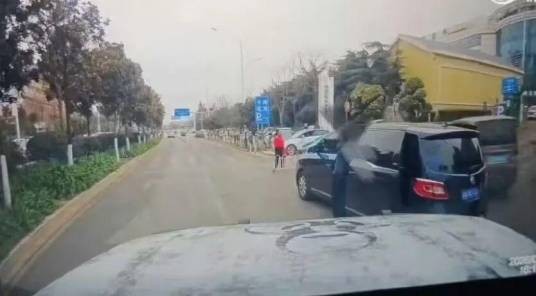 1·6昆明车主不雅手势挑衅后被撞事件