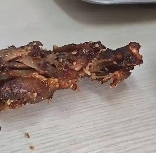 2025年上海男子饭店吃鸡腿发现蛆虫事件