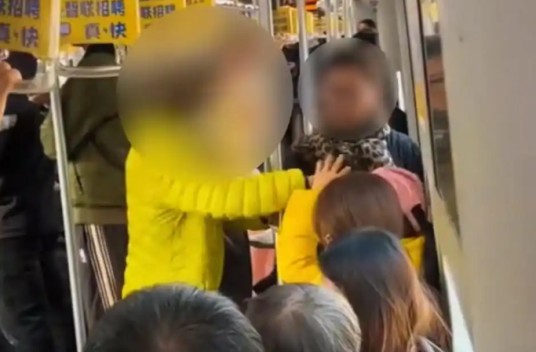 12·2上海老太要女生让座事件