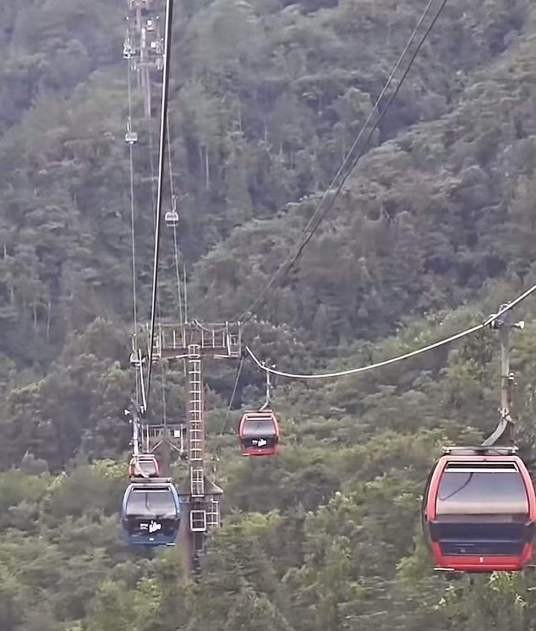 8·21张家界天门山景区索道故障游客被困事件