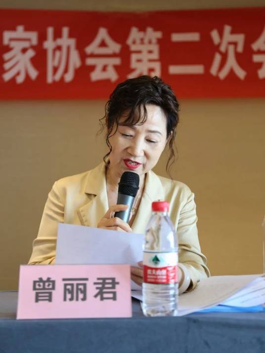 曾丽君（海南省三亚市音乐家协会主席）