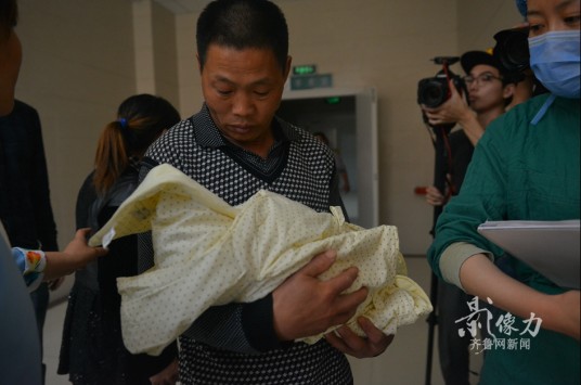 山东43岁失独母亲剖腹产男婴