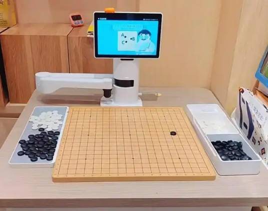 阿尔法蛋围棋机器人