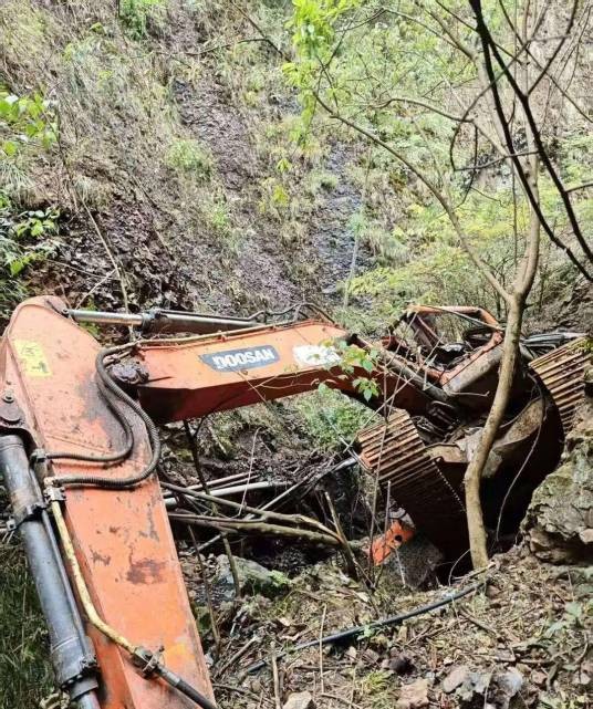 5·3毕节男子帮社区修路遇山体塌方坠崖身亡事故