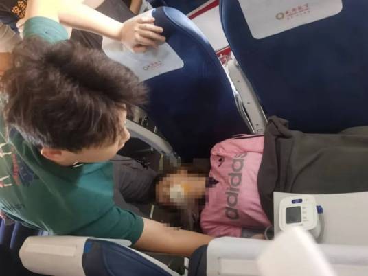 7·19武汉大学生飞机上救人事件