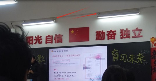 2025年郑州学校紫外线灯灼伤学生事件