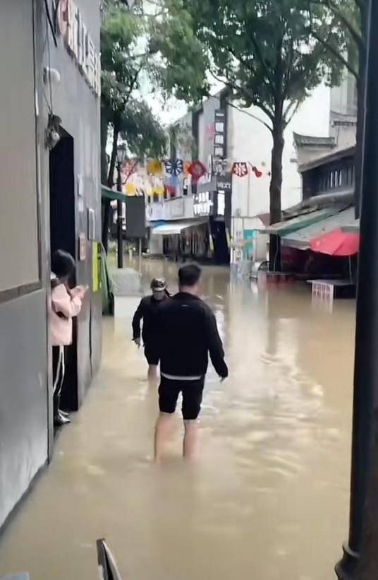 11·17宁波老外滩江水倒灌