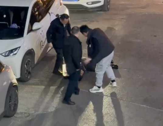2·16武汉男子殴打保安事件