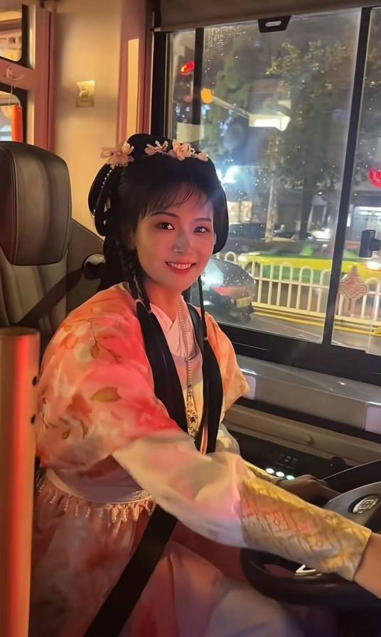 姚玲玲（湖北襄阳女公交司机）