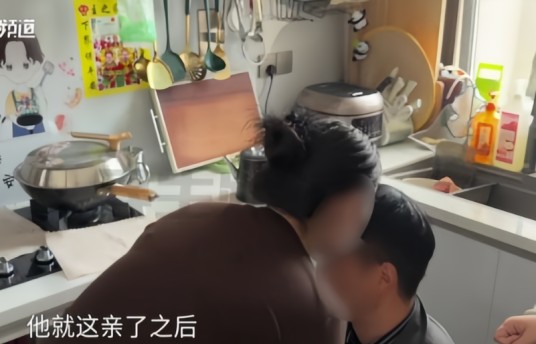 11·12郑州女子被维修工人亲额头事件