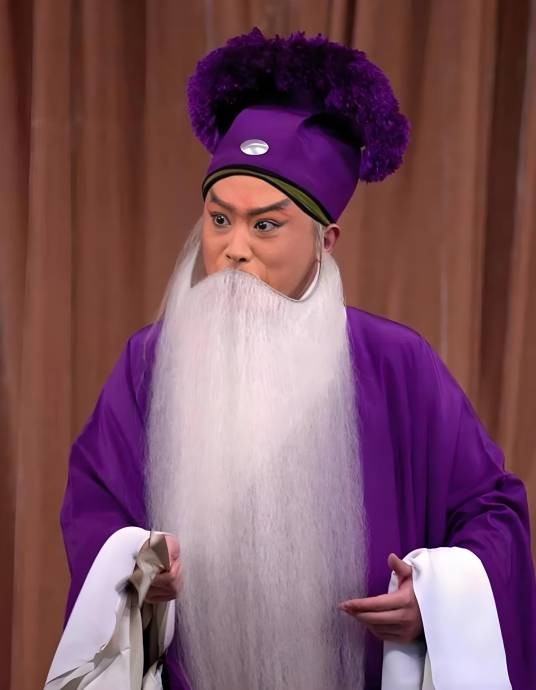 末角（传统川剧中扮演中年男性角色的独立行当）