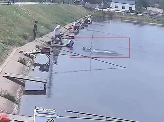 5·21连云港男子钓鱼被拽入湖中事件