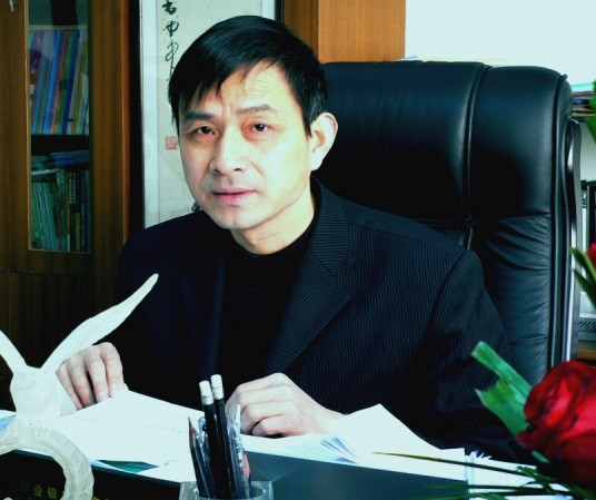 陈荣华（中国青云实验中学董事长、校长）