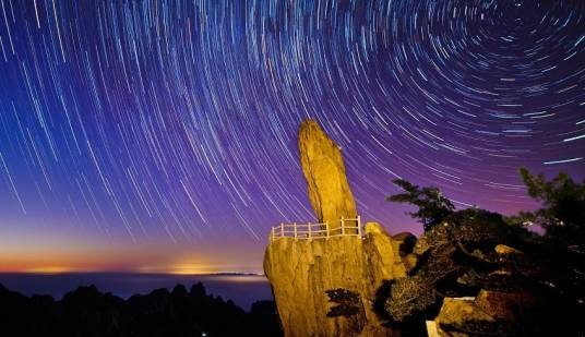 星轨（在长时间曝光的图片中恒星产生的持续移动轨道）