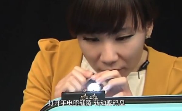 行李箱一边打不开怎么办，一边打得开