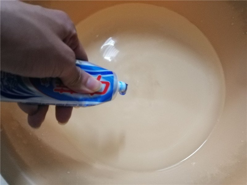 怎样清除笔袋上的黑墨水啊