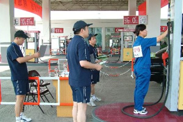 加油站的工资如何？为什么很多人抢着在加油站工作？