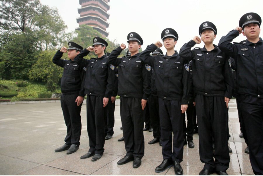 现在通过辅警考试进入县公安局当辅警以后会有前途吗?