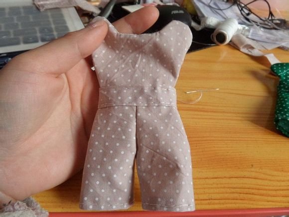 谁有制作芭比娃娃衣服的方法啊! 要图