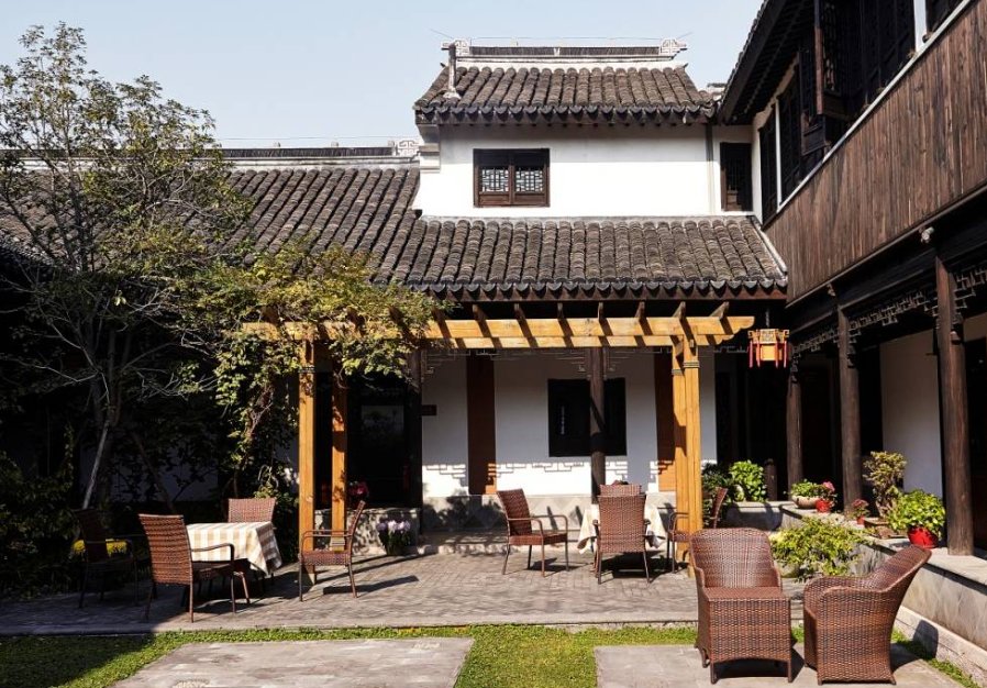 出门旅游住酒店好还是民宿好?