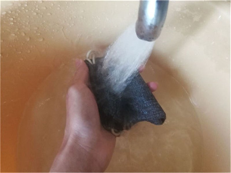 怎样清除笔袋上的黑墨水啊