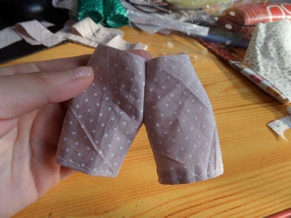 谁有制作芭比娃娃衣服的方法啊! 要图