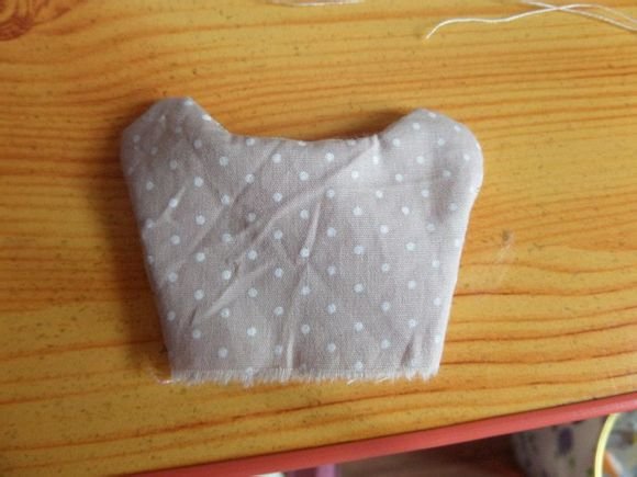 谁有制作芭比娃娃衣服的方法啊! 要图