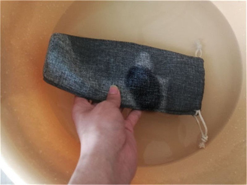 怎样清除笔袋上的黑墨水啊