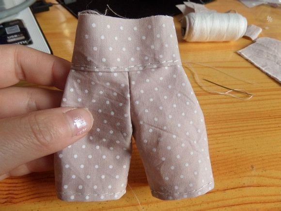 谁有制作芭比娃娃衣服的方法啊! 要图