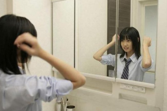 我想问问镜子里的自己真实还是照相机里的自己真实啊！