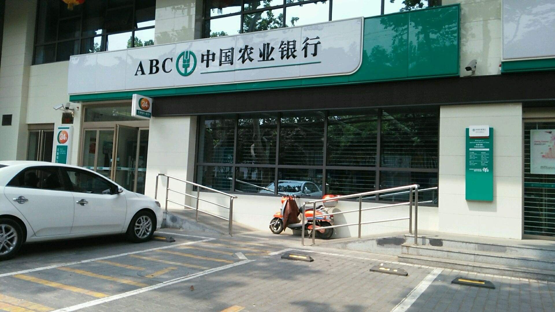 中国银行借记卡收年费吗