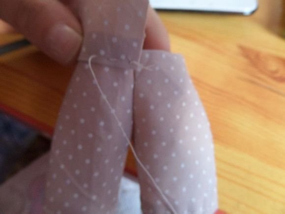 谁有制作芭比娃娃衣服的方法啊! 要图