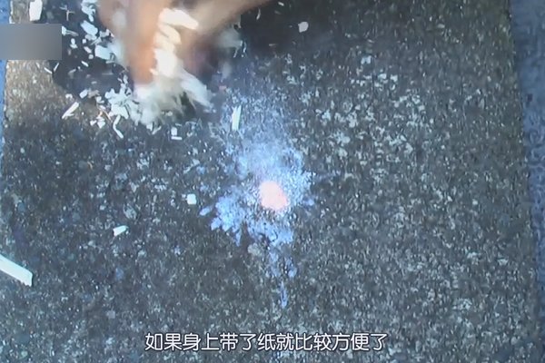 户外打火石的使用方法