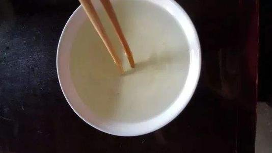屋子里放一杯糖水就能驱蚊吗?民间驱蚊大法是否有科学依据?