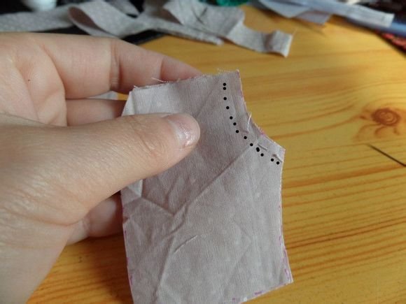 谁有制作芭比娃娃衣服的方法啊! 要图