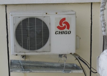 为什么空调制热时外机正下方的小圆孔向下滴水，这正常吗？