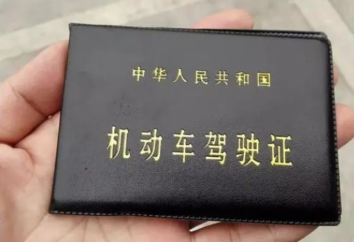 17岁可不可以先报考驾校,等到18岁,在拿驾驶证?
