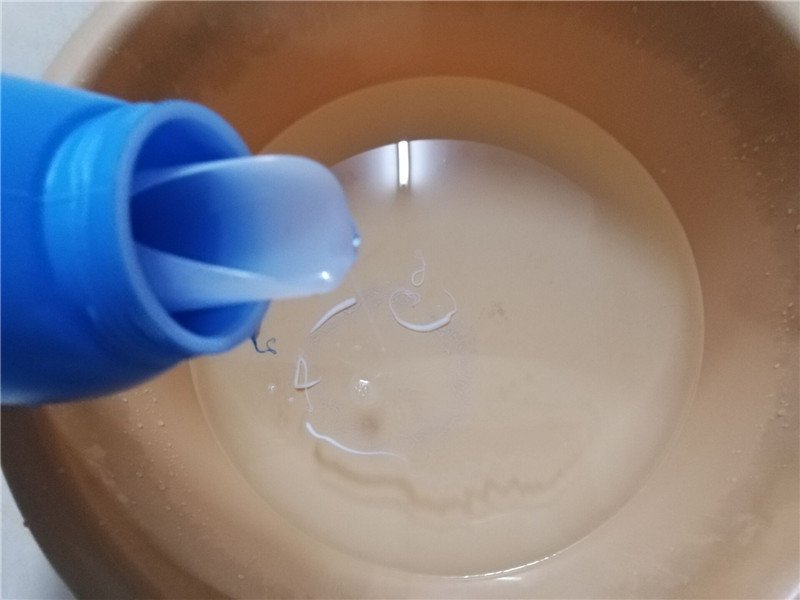 怎样清除笔袋上的黑墨水啊
